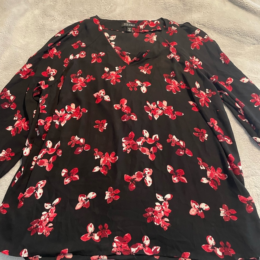 Roz & Ali blouse, size 2X red and black floral print